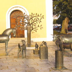 Grossansicht in neuem Fenster: Figurengruppe, die den Hl. Franz von Assisi darstellt