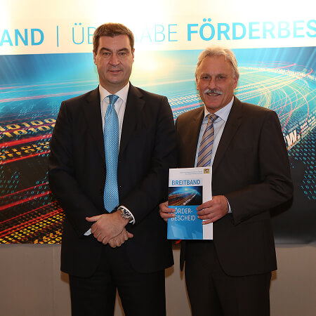 Grossansicht in neuem Fenster: Zuwendungsbescheid der Regierung von Niederbayern durch Finanzminister Dr. Markus Söder in Nürnberg